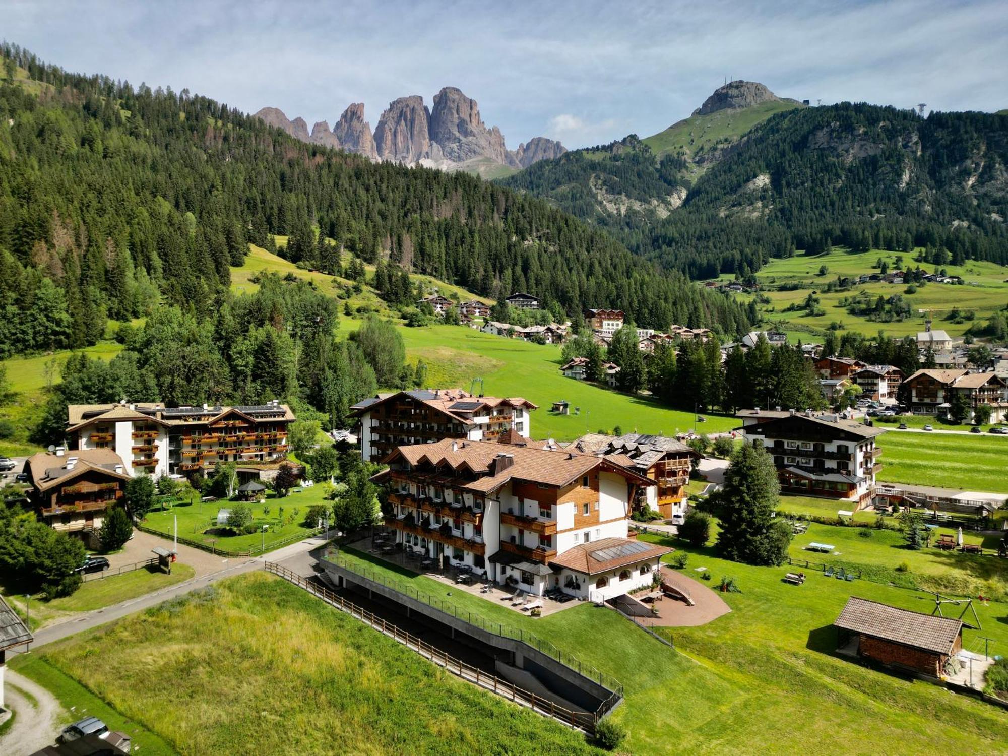 Alpenhotel Panorama Campitello di Fassa Exterior foto