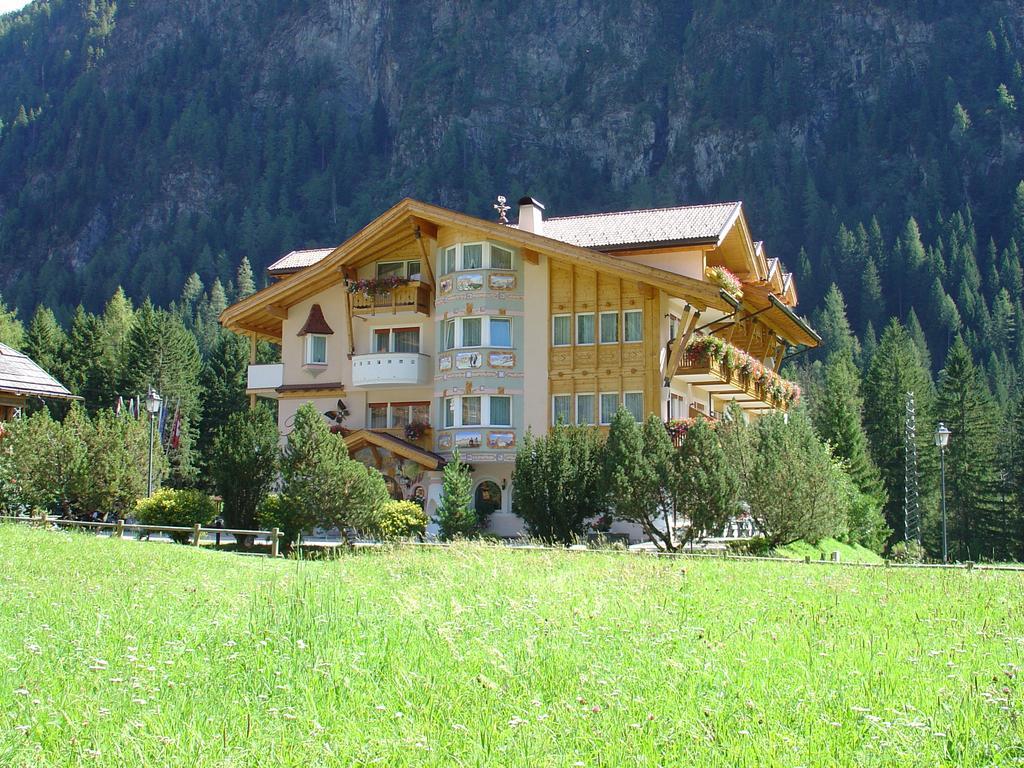 Alpenhotel Panorama Campitello di Fassa Exterior foto